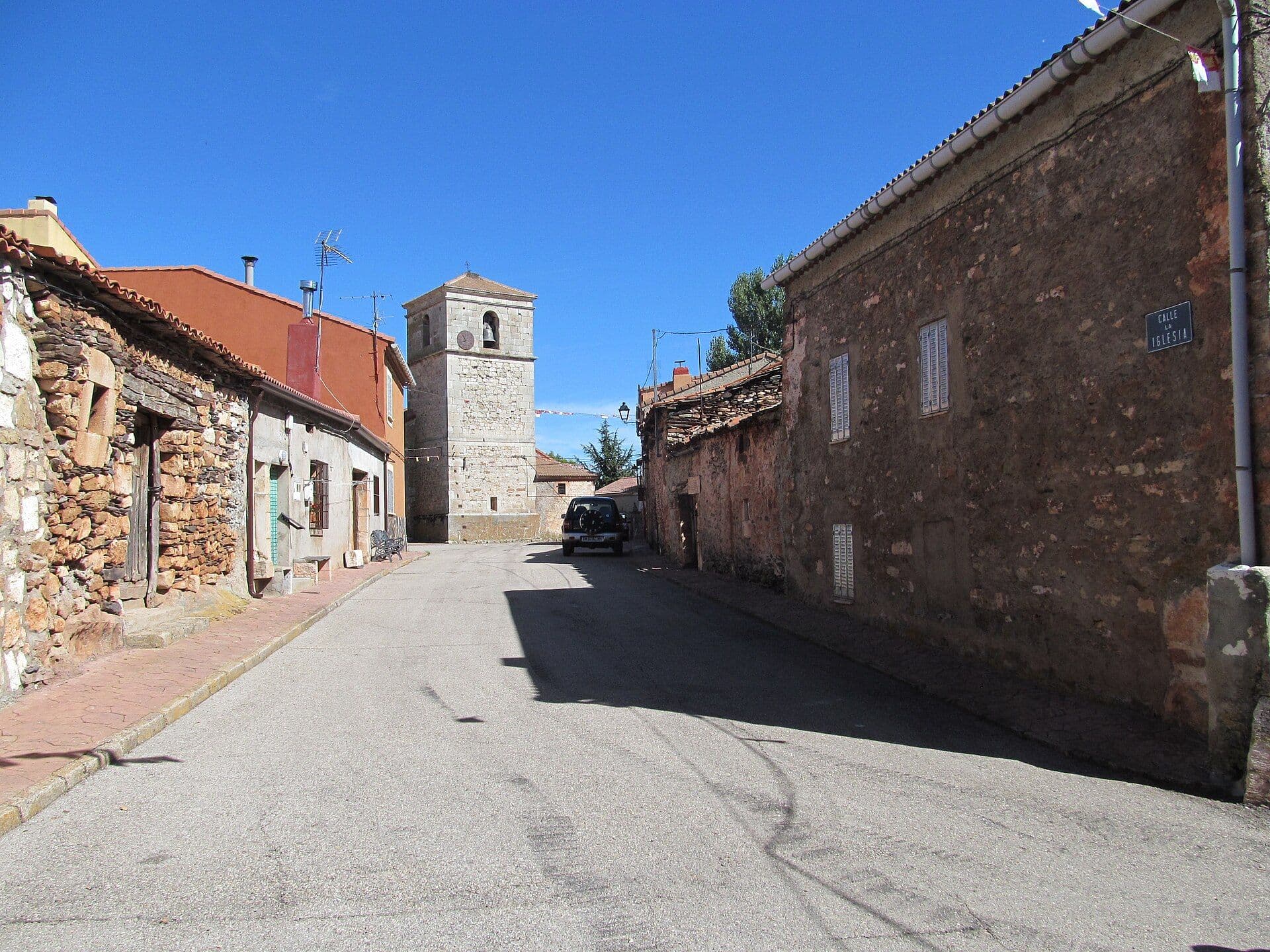 Hauptstraße von Cantalojas mit dem Kirchturm