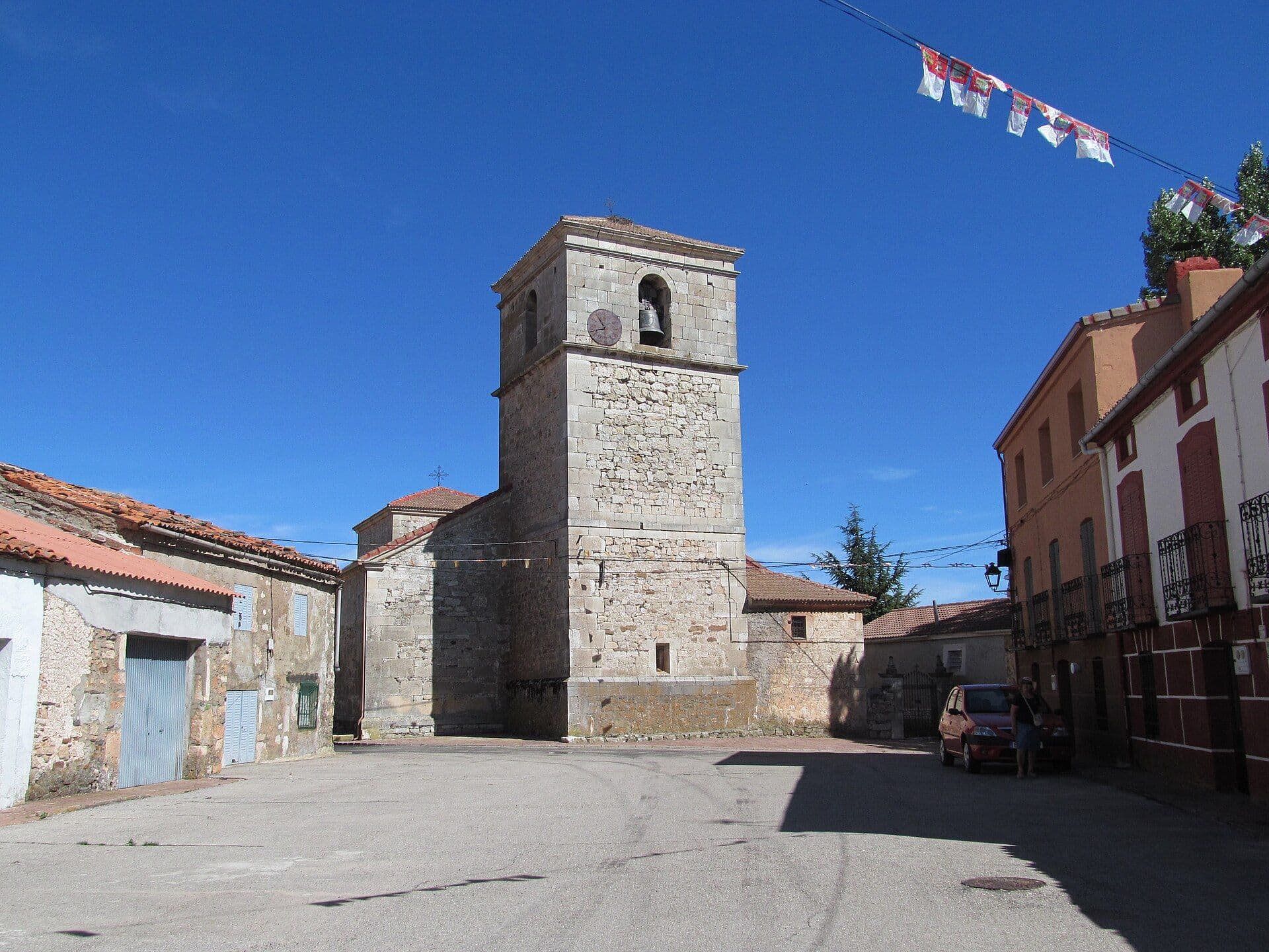 Iglesia de San Julián al final de la Calle Mayor de Cantalojas